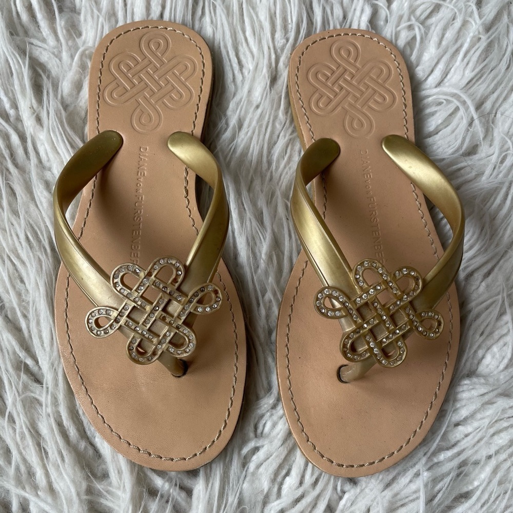 Diane Von Furstenberg Love Knot Crystal Embellished Beach Jelly Flip Flops 6.5